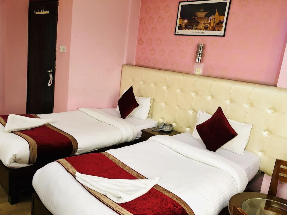 Backyard Hotel Катманду Экстерьер фото