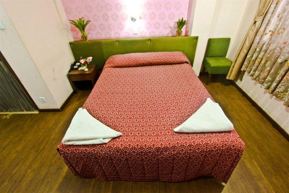 Backyard Hotel Катманду Экстерьер фото