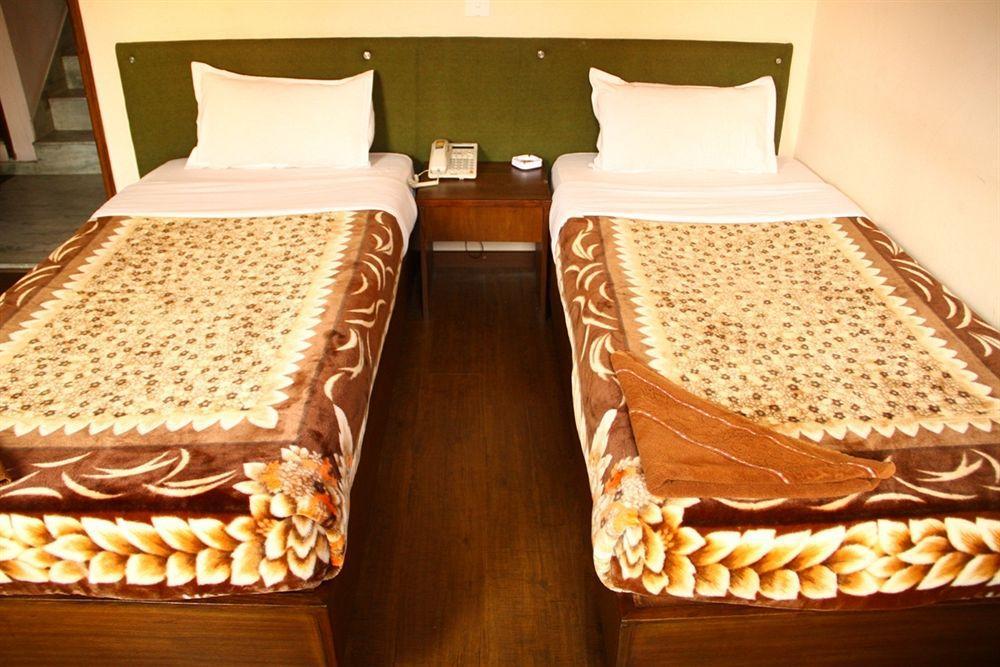Backyard Hotel Катманду Экстерьер фото
