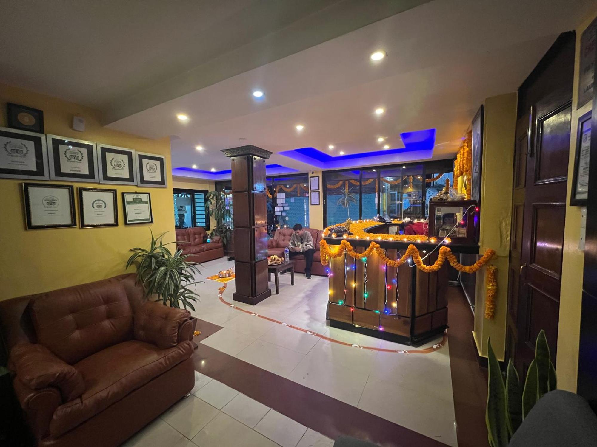Backyard Hotel Катманду Экстерьер фото