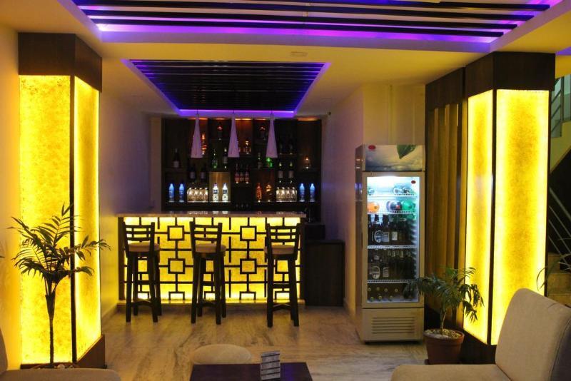Backyard Hotel Катманду Экстерьер фото
