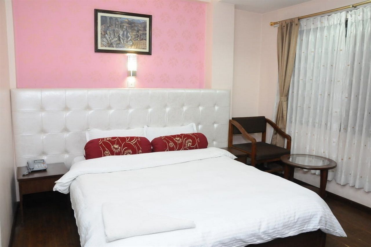 Backyard Hotel Катманду Экстерьер фото